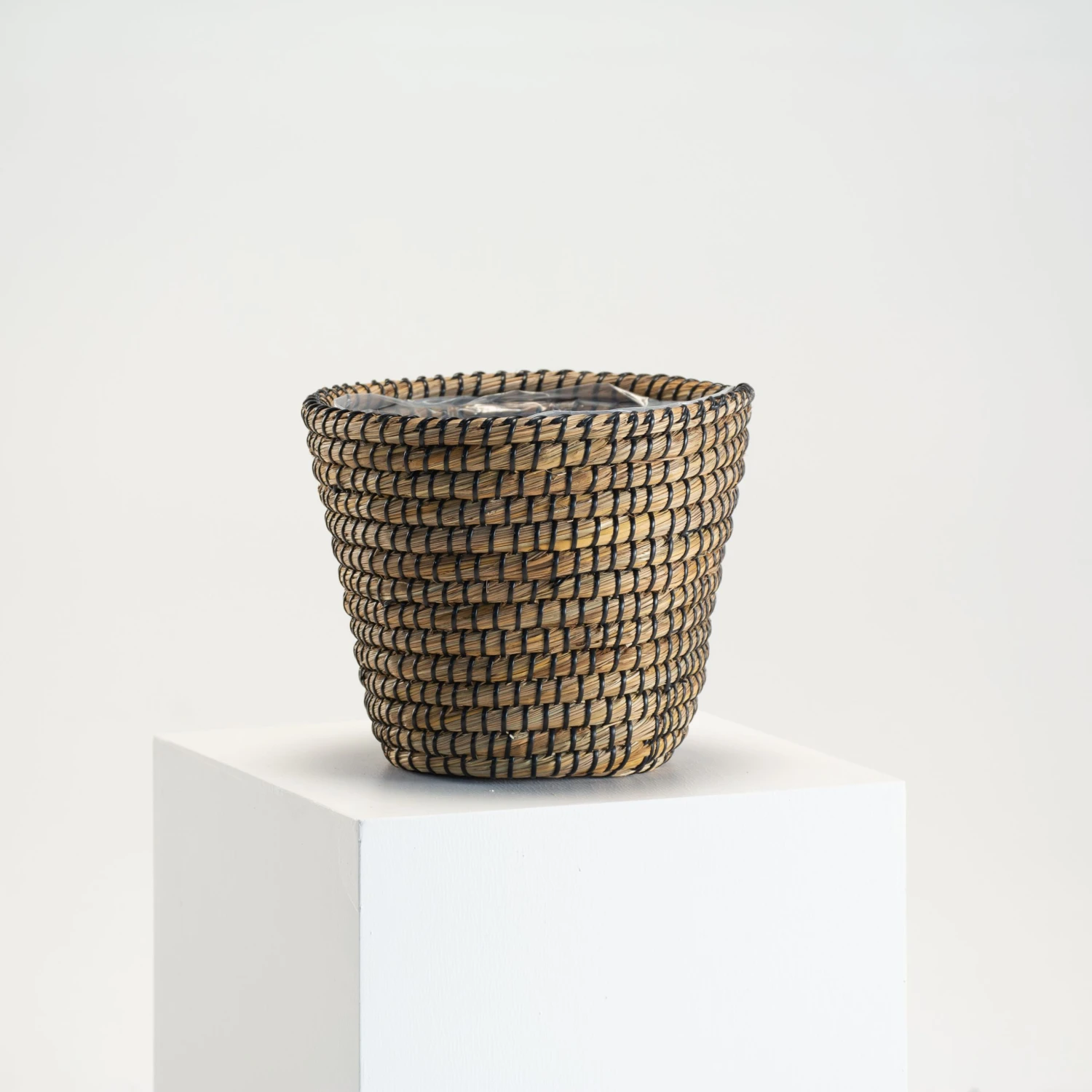 Indoor Pot Jula Black – Natural 6 Indoor Pot Jula Black – Natural - Image 5